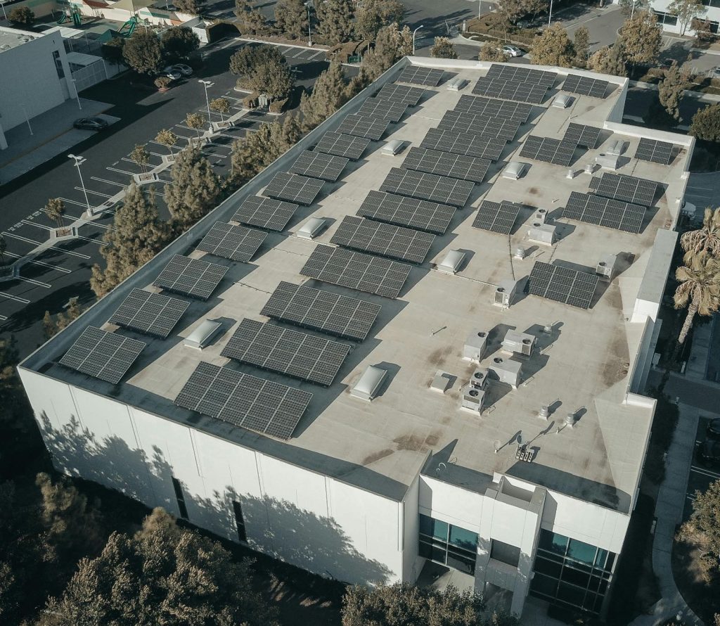 Saulės elektrinė ant plokščio stogo